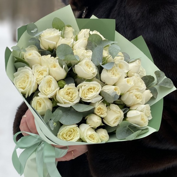15 кустовых роз Сноу Бабл с эвкалиптом