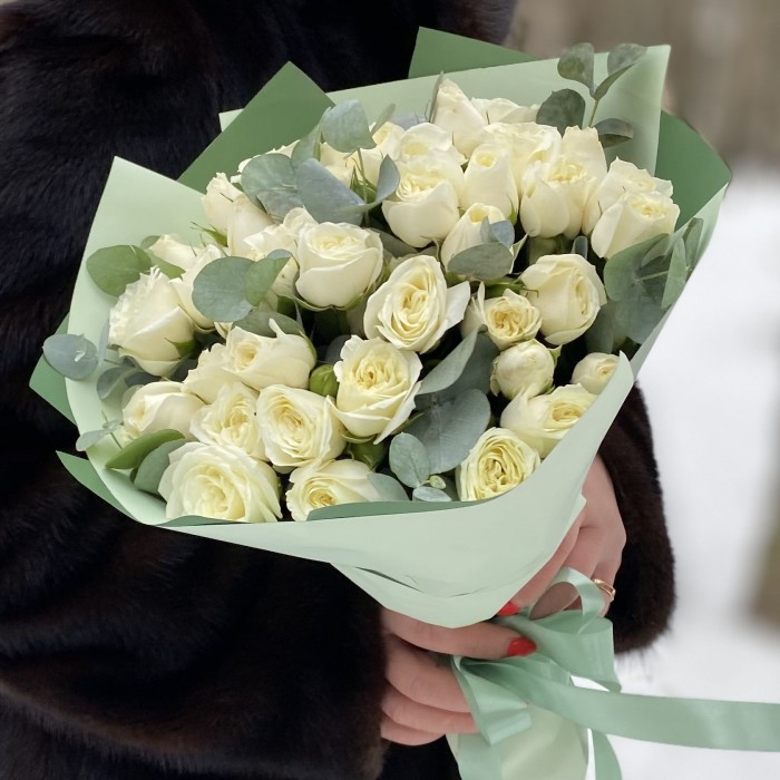 15 кустовых роз Сноу Бабл с эвкалиптом