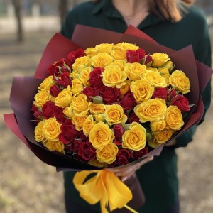 25 красных и желтых кустовых роз