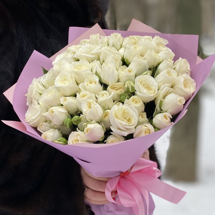 25 кустовых роз сорта Сноу Бабл 40см