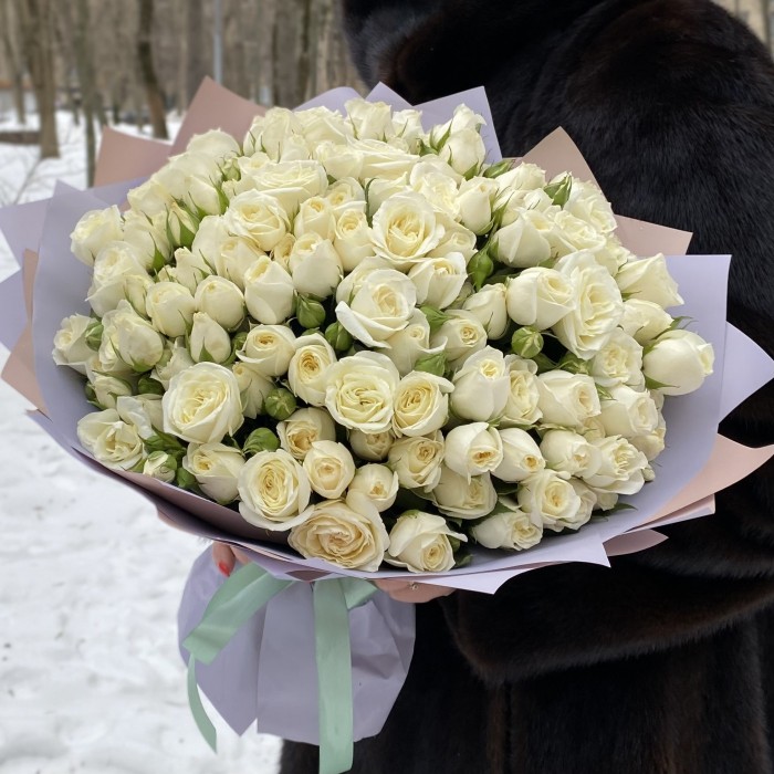 51 белая кустовая роза Сноу Бабл 40см