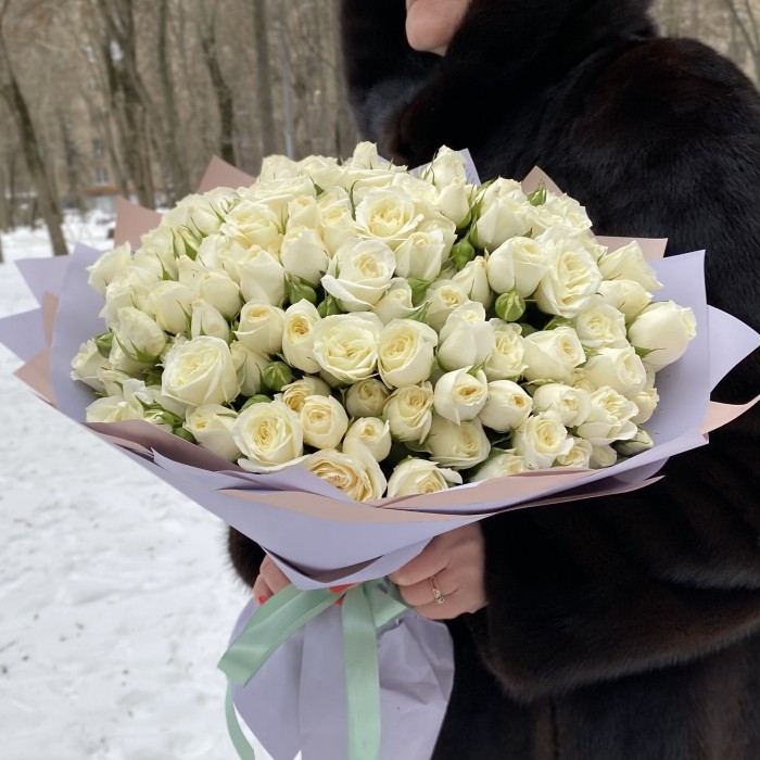 51 белая кустовая роза Сноу Бабл 40 см