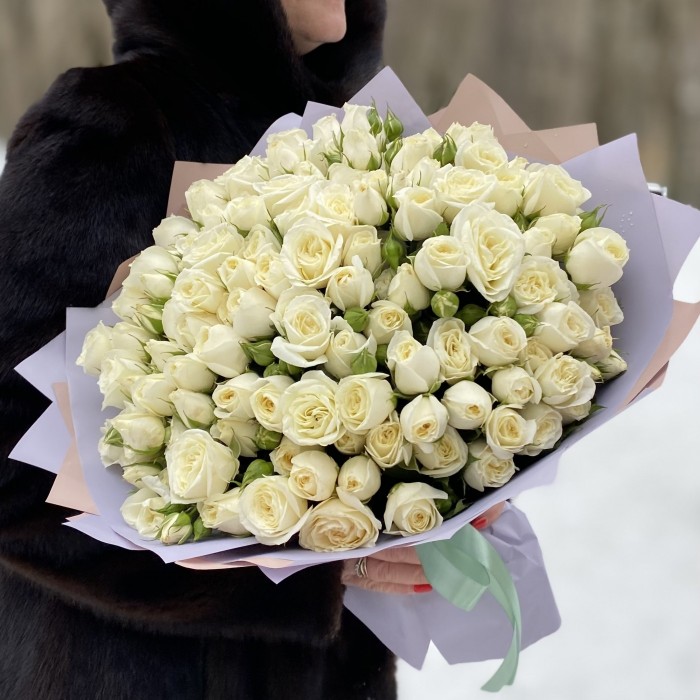 51 белая кустовая роза Сноу Бабл 40 см