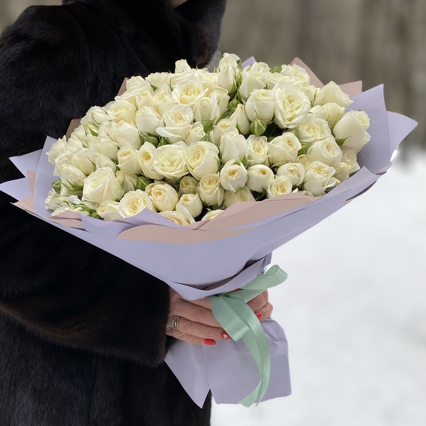 Белые розы в большом букете недорого с доставкой на День Святого Валентина