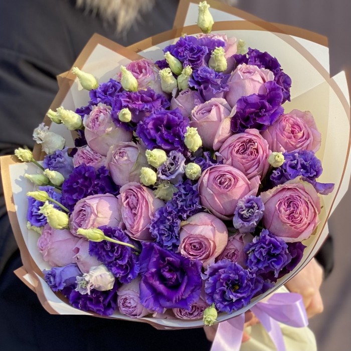 Букет пионовидных роз с фиолетовой эустомой