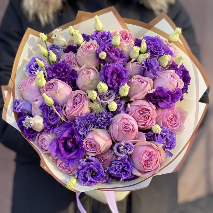 Букет пионовидных роз с фиолетовой эустомой
