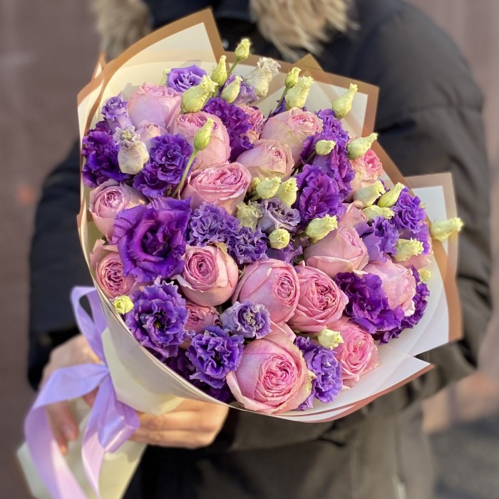 Букет пионовидных роз с фиолетовой эустомой