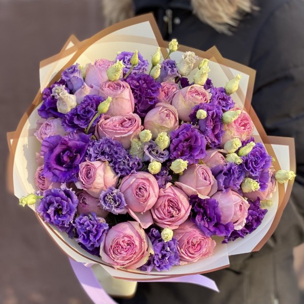 Букет пионовидных роз с фиолетовой эустомой