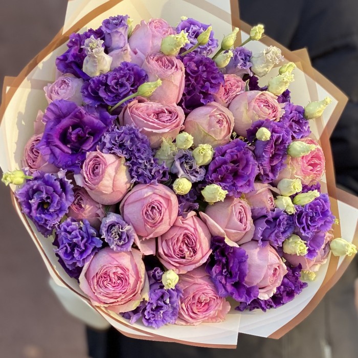 Букет пионовидных роз с фиолетовой эустомой