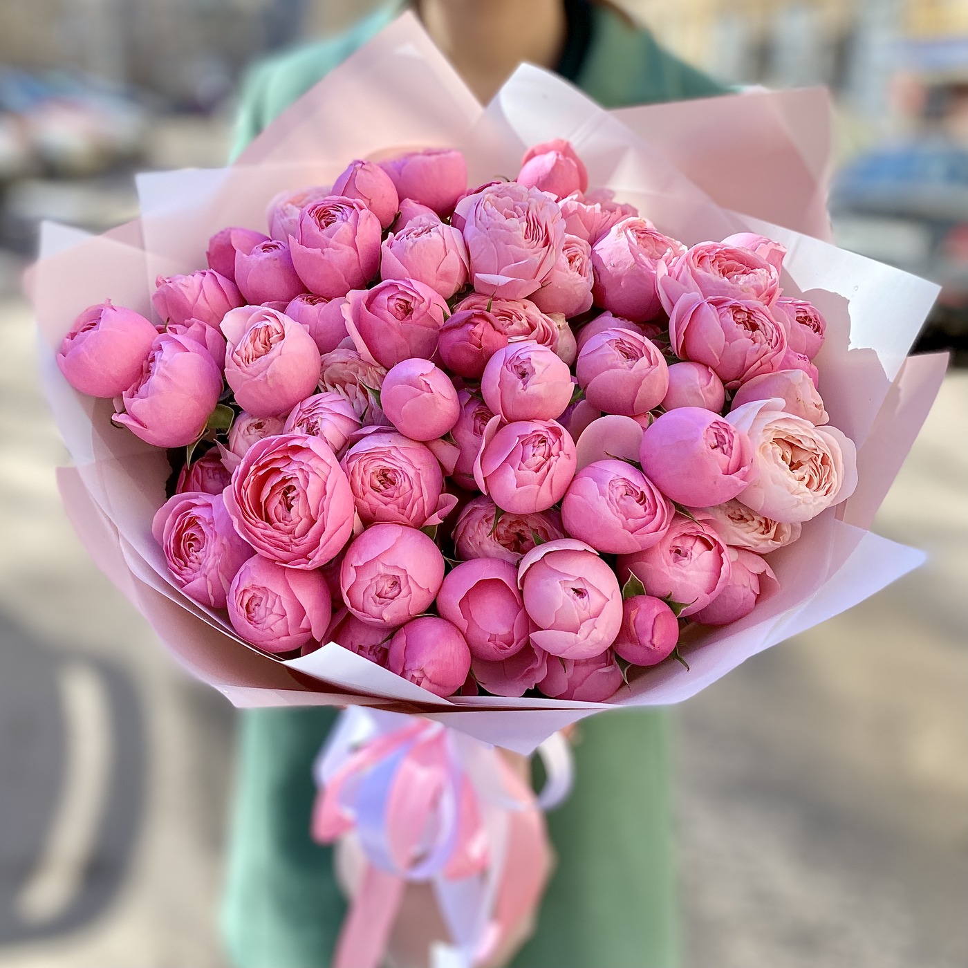 Букет из розовых пионовидных роз на свидание