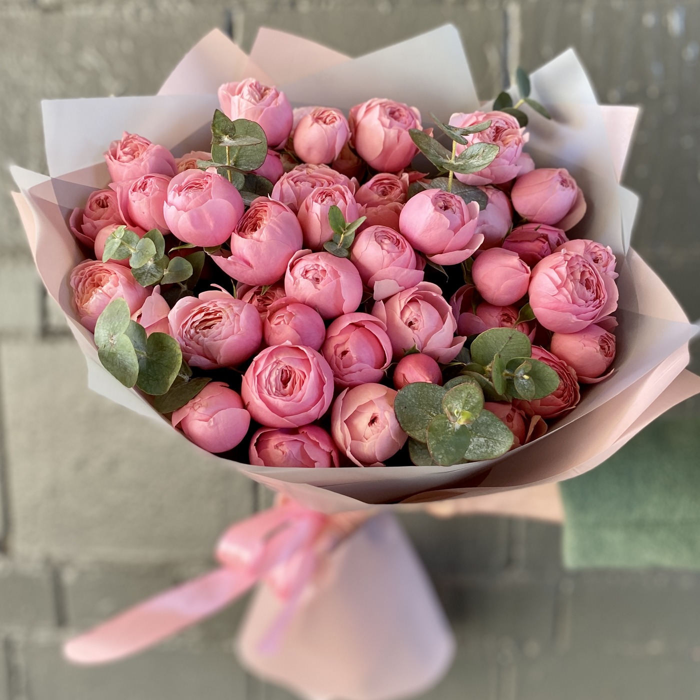 Купить шикарный букет пионовидных роз до 2000 рублей