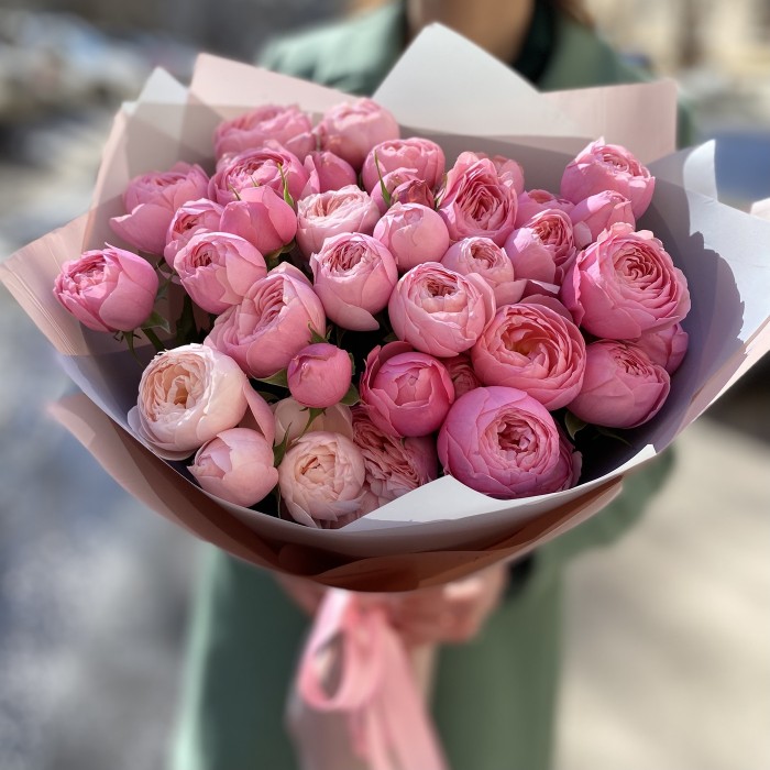 Букет из розовых пионовидных роз 40 см