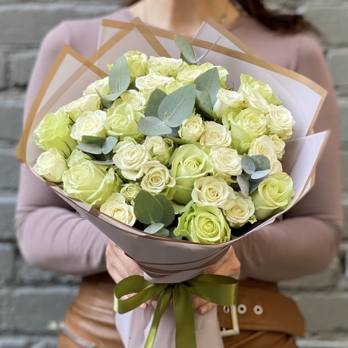 Букет белых роз с эвкалиптом