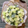 Букет белых роз с эвкалиптом