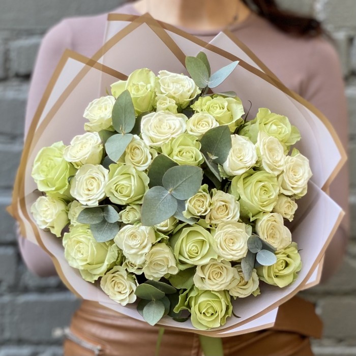 Букет белых роз с эвкалиптом
