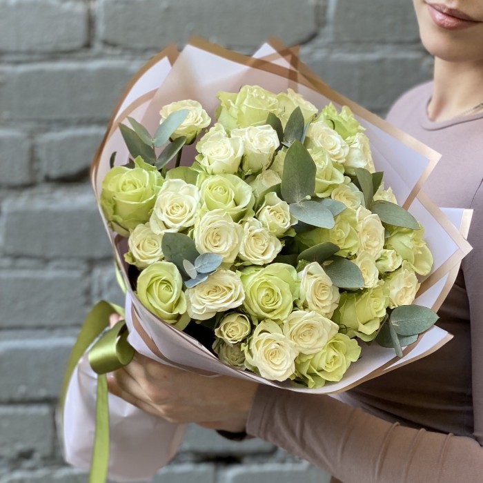 Букет белых роз с эвкалиптом