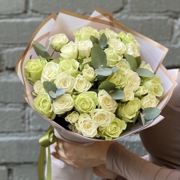 Букет белых роз с эвкалиптом