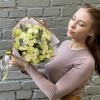 Букет белых роз с эвкалиптом