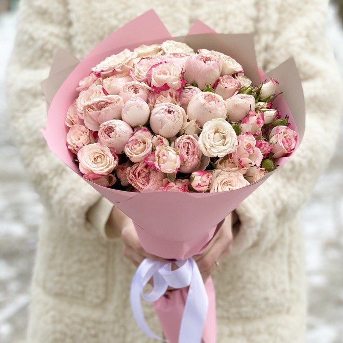 Букет из кустовых и пионовидных роз Мансфилдпарк