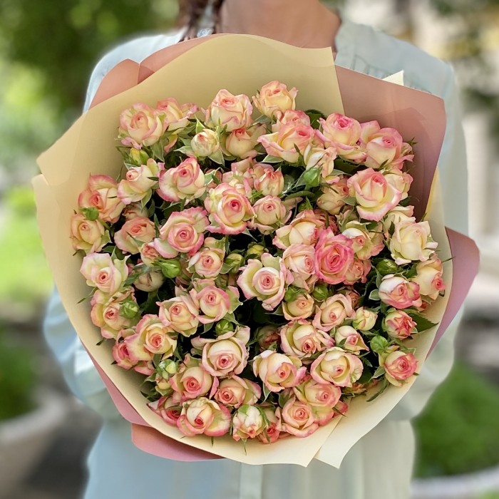 Букет из 21 кустовой розы