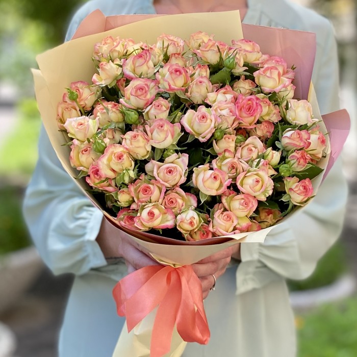 Букет из 21 кустовой розы