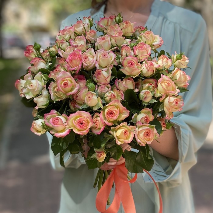 Букет из 21 кустовой розы