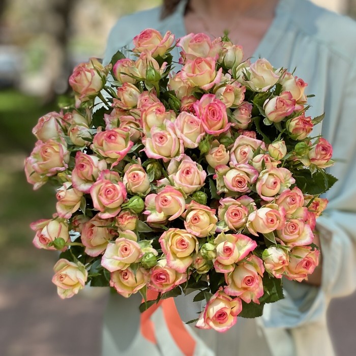 Букет из 21 кустовой розы