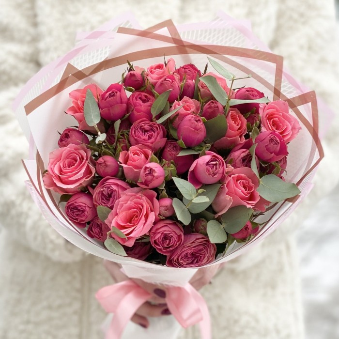 Яркий букет из кустовых пионовидных роз