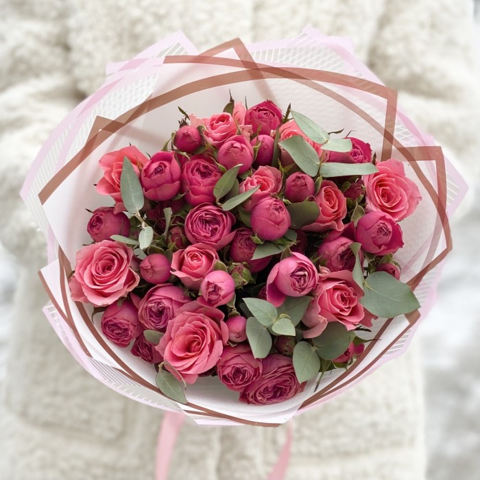 Яркий букет из кустовых пионовидных роз