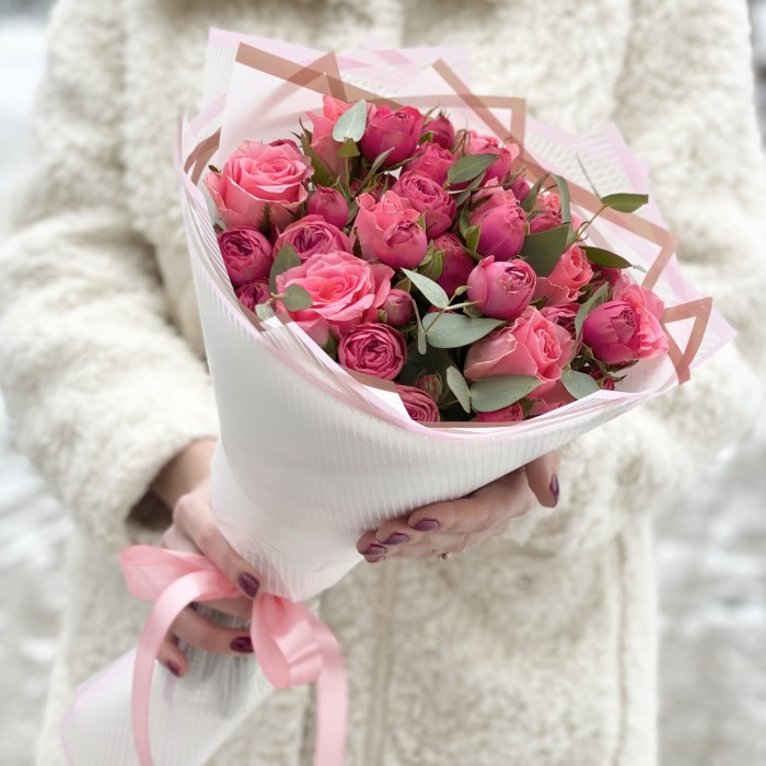 Яркий букет из кустовых пионовидных роз