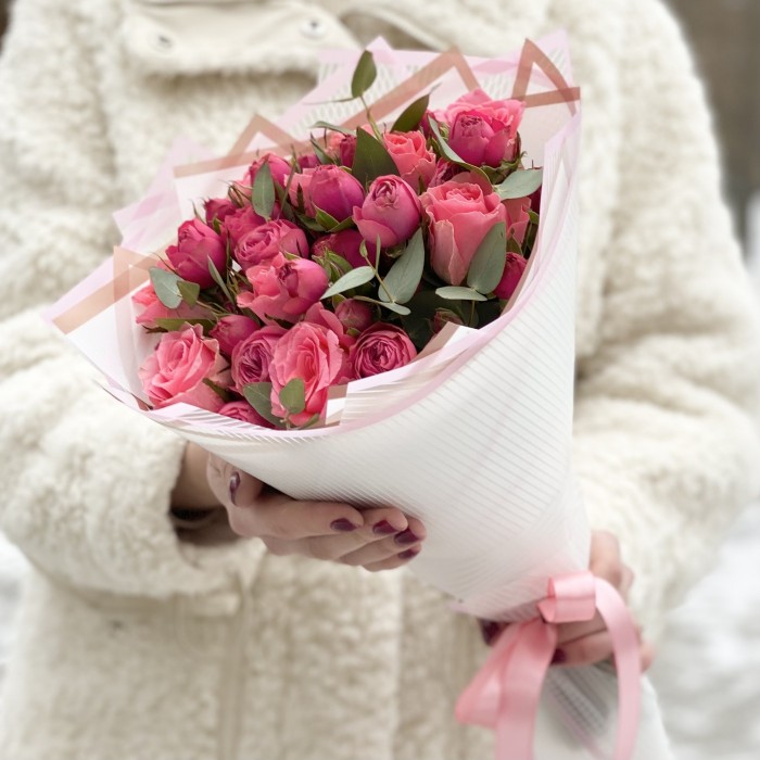 Яркий букет из кустовых пионовидных роз