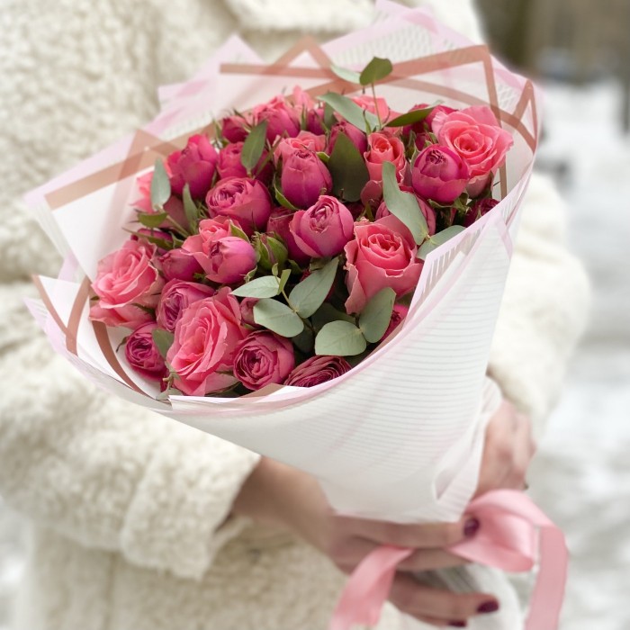 Яркий букет из кустовых пионовидных роз