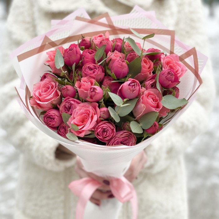 Яркий букет из кустовых пионовидных роз