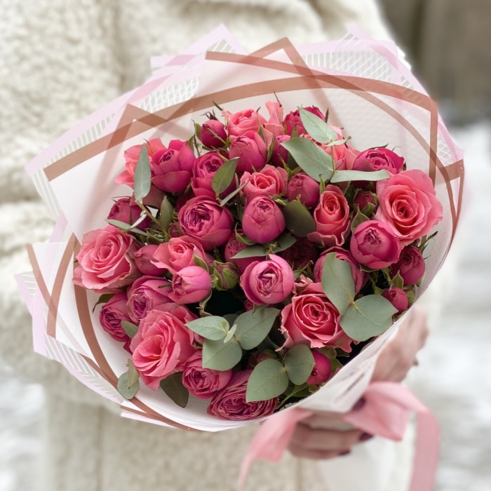 Яркий букет из кустовых пионовидных роз