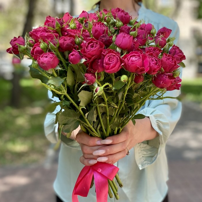 Букет вишневых кустовых роз