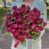 Букет вишневых кустовых роз