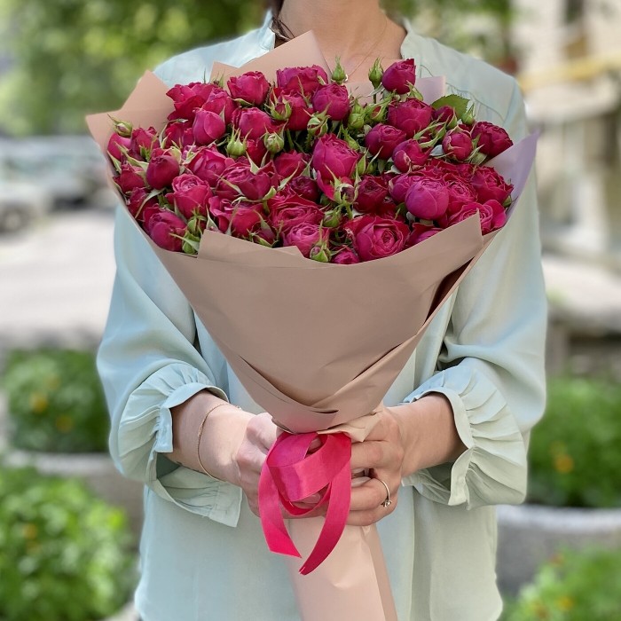 Букет вишневых кустовых роз