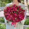 Букет вишневых кустовых роз