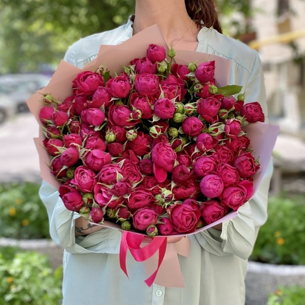 Букет вишневых кустовых роз