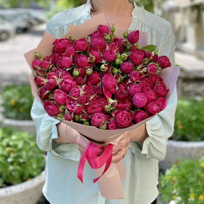 Букет вишневых кустовых роз