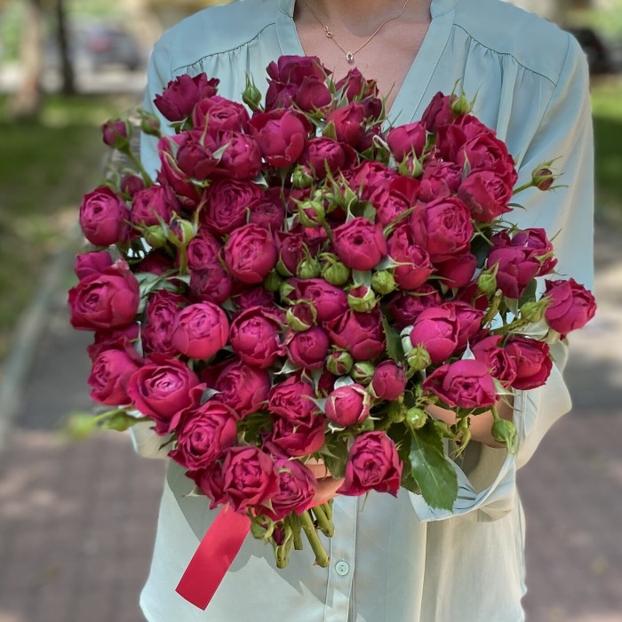 Букет вишневых кустовых роз