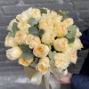 Пионовидные розы в коробке цвета шампань