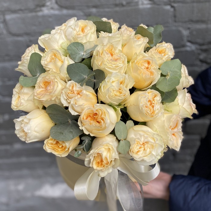 Пионовидные розы в коробке цвета шампань