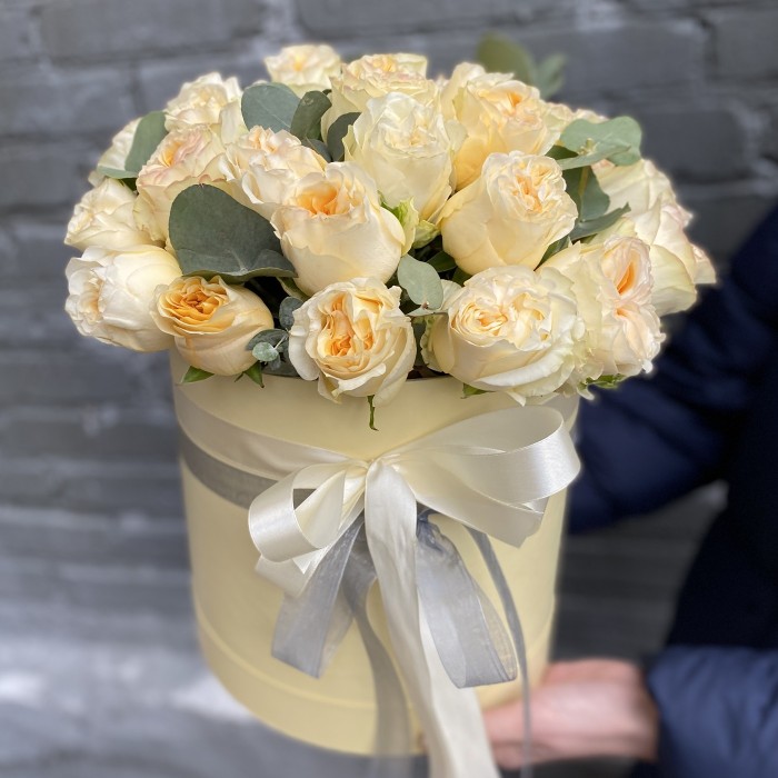 Пионовидные розы в коробке цвета шампань