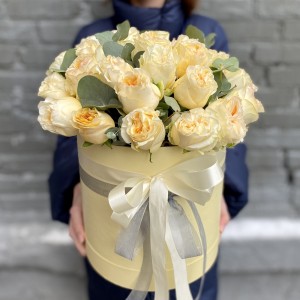 Пионовидные розы в коробке цвета шампань