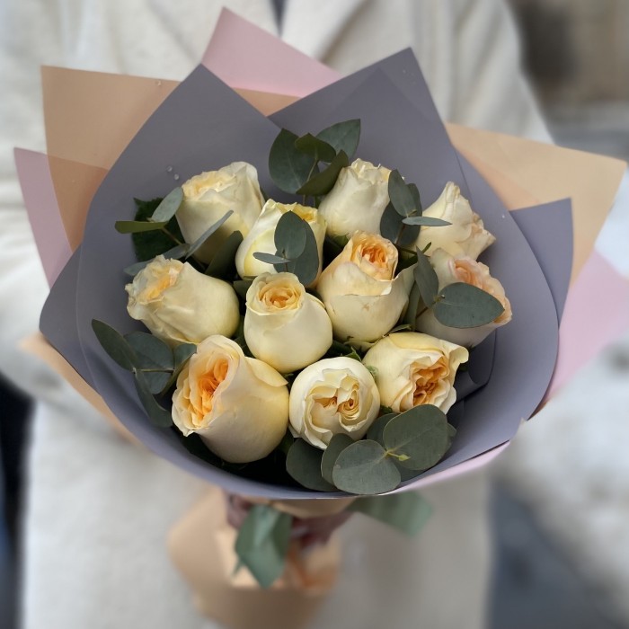 Букет из 11  кремовых пионовидных роз с эвкалиптом