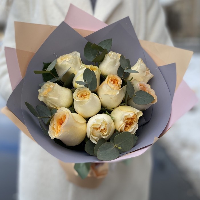 Букет из 11  кремовых пионовидных роз с эвкалиптом