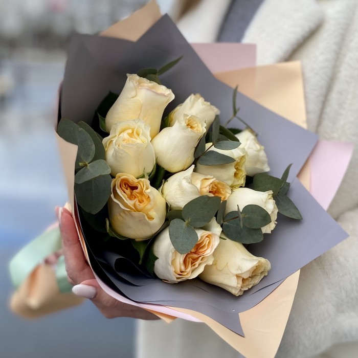 Букет из 11  кремовых пионовидных роз с эвкалиптом