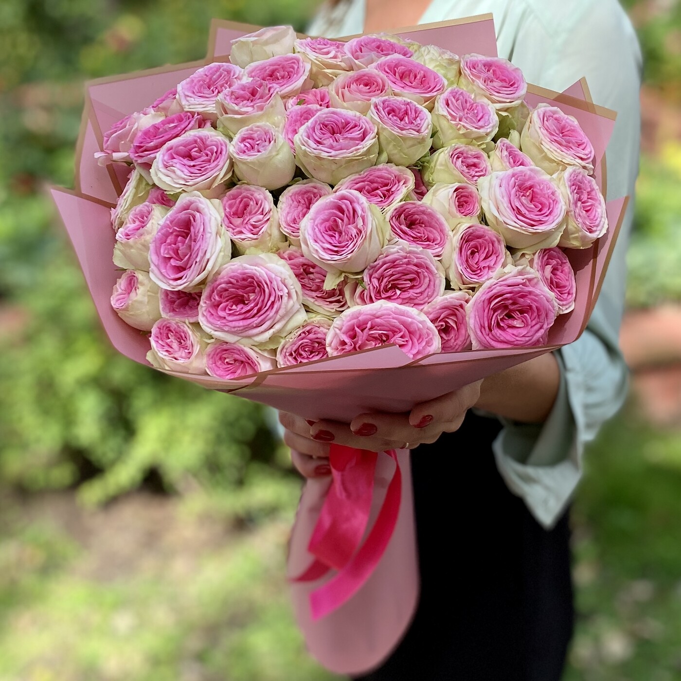 Ароматный букет с малиновымипионовидными розами на День Святого Валентина