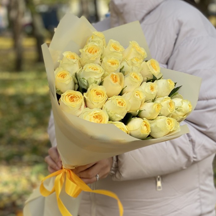 25 пионовидных роз Баттеркап